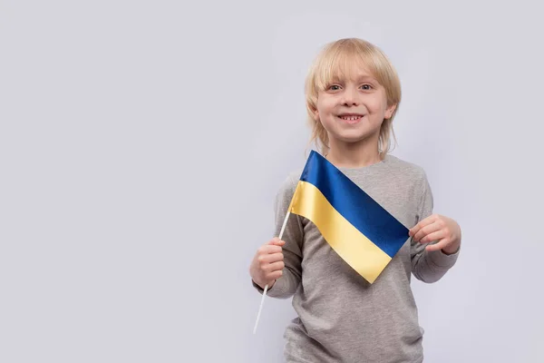Ung Leende Ljushårig Pojke Som Håller Flagga Ukraina Vit Bakgrund — Stockfoto