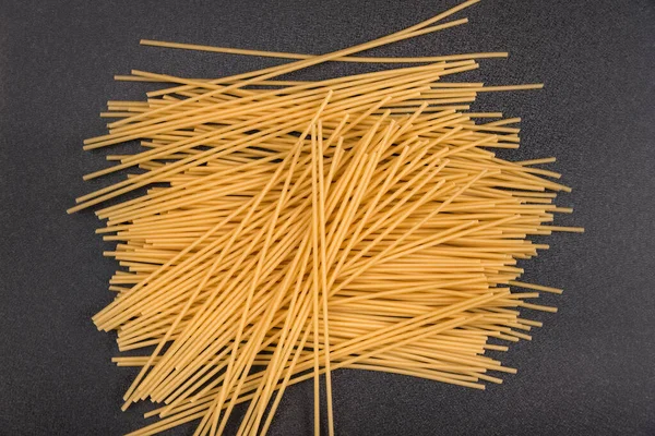Rauwe Spaghetti Het Grijze Oppervlak Italiaanse Pasta Van Durumtarwe Culinaire — Stockfoto