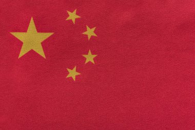 Çin Halk Cumhuriyeti 'nin ulusal amblemi. Çin bayrağı yakın planda. Yıldızlı kırmızı bayrak.