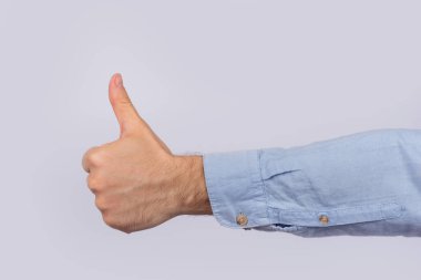 İyi iş çıkardın. Baş parmak işareti. El gibi. Beyaz arkaplanı kapat.