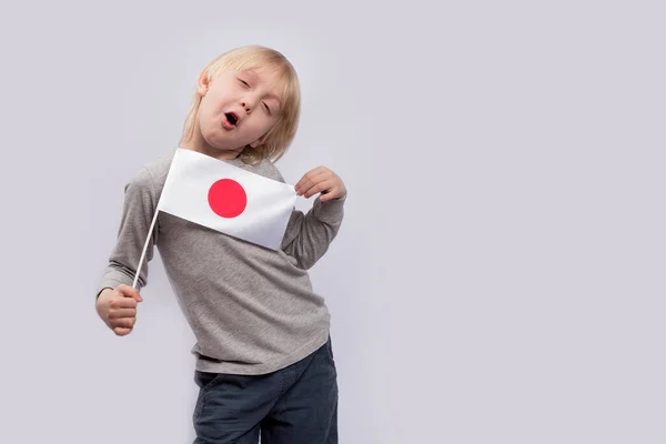 Niño Sostiene Bandera Japón Hace Caras Gay Chico Con Japonesa — Foto de Stock