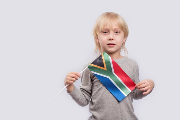 Bonito Menino Cabelos Lisos Segurando Bandeira África Sul Formação Educação — Fotografia de Stock