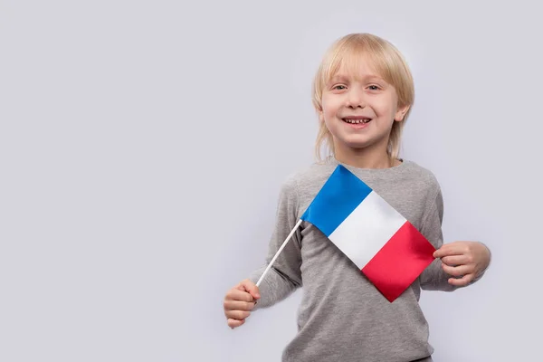 Vzrušující Světlovlasý Chlapec Vlajkou Francie Učím Francouzsky Pro Děti Vzdělání — Stock fotografie