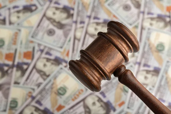 Yargıç Tokmak ve para. Dolar ve adalet. Yozlaşmış mahkeme. Para dolandırıcıları mahkemesi