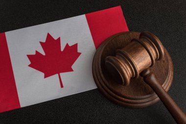 Kanada bayrağından Yargıç Tokmak. Kanada yasaları. Hukuk ve adalet