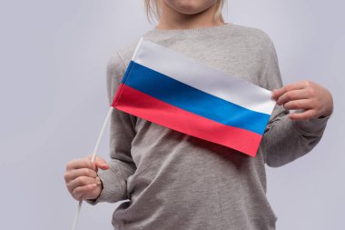 Çocuğun elinde Rus bayrağı var. Kapatın. Rus okulunda eğitim.