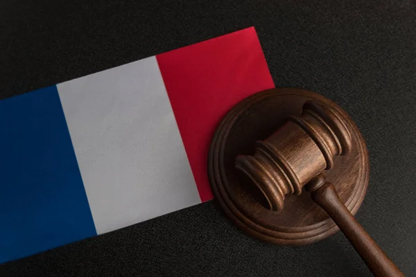 Δικαστικό Σφυρί Και Σημαία Γαλλίας Συνταγματικό Δίκαιο Γαλλική Νομοθεσία — Φωτογραφία Αρχείου
