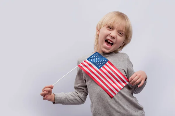 Zabawny Blondyn Amerykańską Flagą Białym Tle Podróż Usa Dziećmi — Zdjęcie stockowe