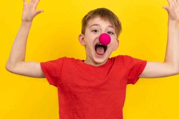 Gelukkige Jongen Met Clownneus Die Plezier Heeft Vakantie Portret Van — Stockfoto