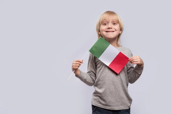 Menino Loiro Feliz Segurando Bandeira Itália Fundo Branco Educação Italia — Fotografia de Stock