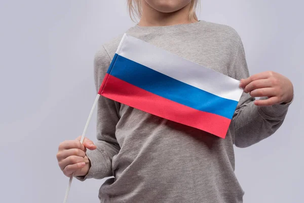 孩子拿着俄罗斯国旗靠近点俄语学校教育 — 图库照片