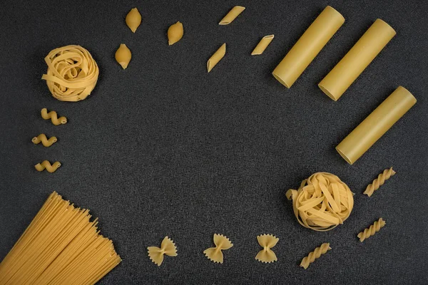 Verschiedene Nudelsorten Auf Grauem Hintergrund Trockene Nudeln Italienische Küche — Stockfoto