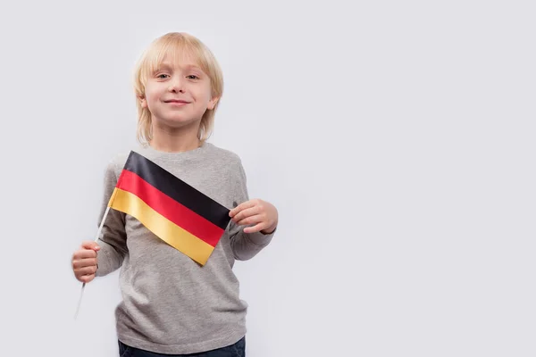 Blonďatý Němec Národní Vlajkou Rukou Vlastenectví Německu — Stock fotografie