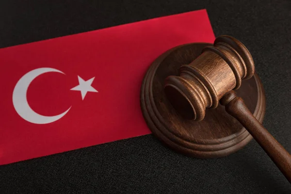 Суддя Гавель Біля Турецького Прапора Концепція Права Законності Порушення Прав — стокове фото