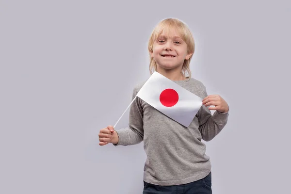 Uśmiechnięty Chłopak Japońską Flagą Rękach Edukacja Japonii Nauka Japońskiego Dla — Zdjęcie stockowe