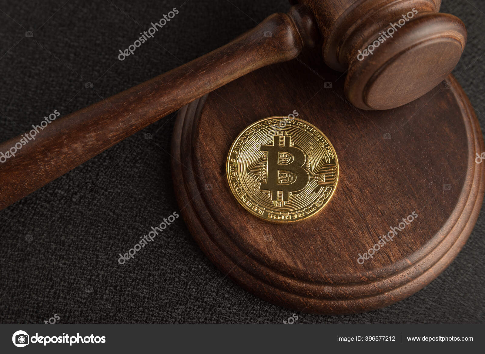 比特币和判断Gavel 加密货币立法靠近点违反法律的行为—— 库存社论照片© SomeMeans #396577212
