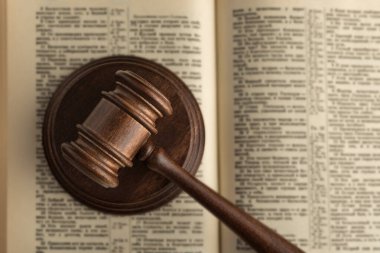 Gavel yargı ve adalet kitabı. Hukuk kitapları. Hukuki yargı kavramı