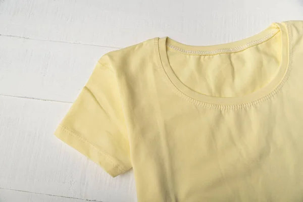 Gelbes Shirt Aus Baumwolle Auf Weißem Hintergrund Aus Nächster Nähe — Stockfoto
