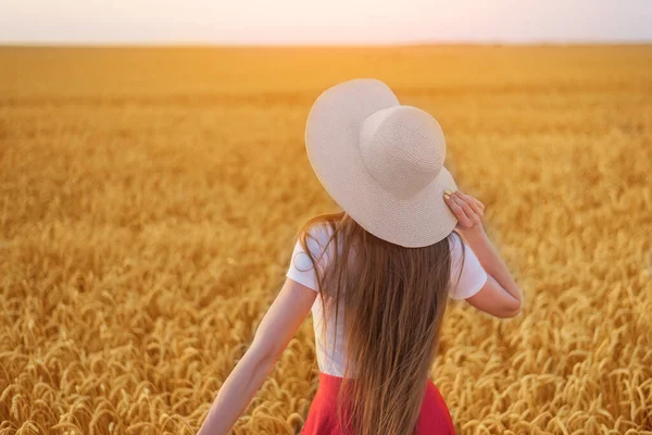 Zadní Pohled Mladé Krásné Ženy Klobouku Pšeničné Pole Pozadí — Stock fotografie