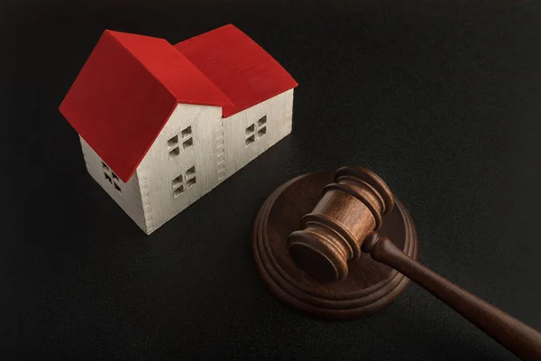 Yargıç ve model evin Gavel 'i. El konulmuş konutlar. Özellik anlaşmazlıkları çözülüyor.