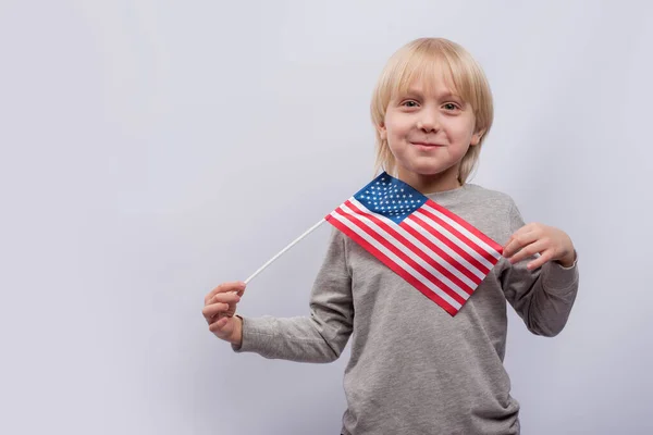 Passionnant Garçon Aux Cheveux Blonds Tenant Drapeau Américain Sur Fond — Photo