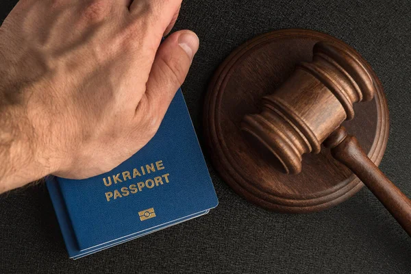 Mão Masculina Tem Passaporte Ucraniano Lado Martelo Juiz Obter Cidadania — Fotografia de Stock