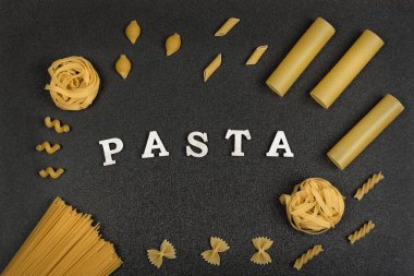 İtalyan makarnası. Üst Manzara. Gri arka planda makarna ve spagetti