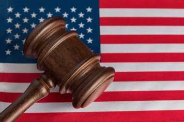 Yargıç Gavel ve Amerika Birleşik Devletleri bayrağı. Hukuk ve Adalet. Yasal haklar ve özgürlük.