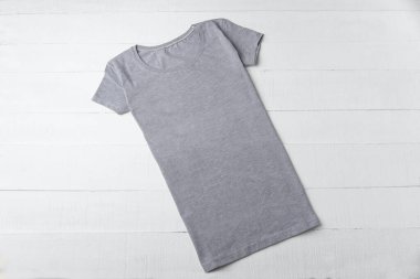 Beyaz arka planda gri tişört modeli. Pamuk boş tişört.