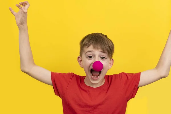 Vrolijk Clown Kind Helder Rood Shirt Neus Portret Gele Achtergrond — Stockfoto