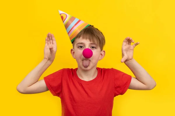 Kind Mit Roter Clownsnase Auf Gelbem Hintergrund Fröhlicher Clown Junge — Stockfoto