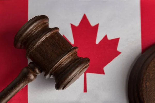 Δικαστής Γκάβελ Στη Σημαία Του Καναδά Κλείνει Καναδική Νομοθεσία — Φωτογραφία Αρχείου