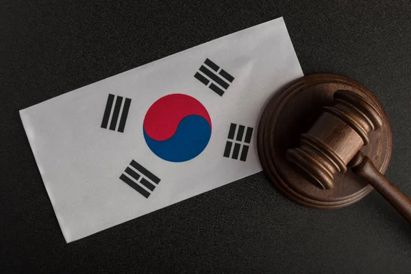 Δικαστικό Σφυρί Και Σημαία Νότιας Κορέας Προστασία Των Ανθρωπίνων Δικαιωμάτων — Φωτογραφία Αρχείου