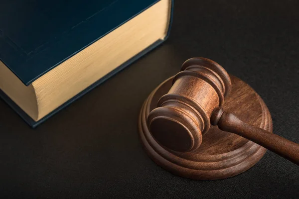 Rechter Hamer Boek Zwarte Achtergrond Houten Hamer Justitie Recht — Stockfoto