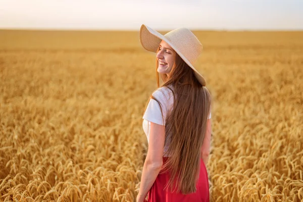 Krásná Mladá Žena Klobouku Chůze Poli Zralá Pšenice — Stock fotografie