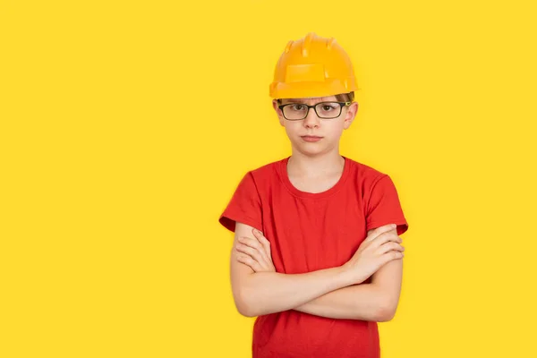 Σοβαρή Έφηβος Προστατευτικό Πορτοκαλί Σκληρό Καπέλο Κίτρινο Φόντο Επάγγελμα Του — Φωτογραφία Αρχείου