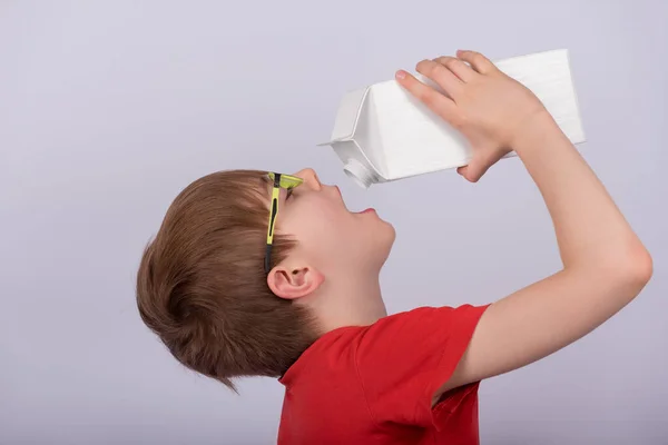 Menino Bebendo Leite Suco Pacote Fundo Branco Espaço Para Cópia — Fotografia de Stock