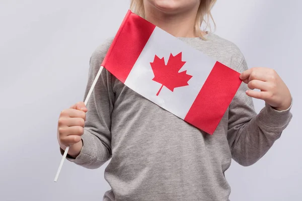 Niño Sostiene Bandera Canadá Cerca Inmigración Canadá Educación Canadá Para — Foto de Stock