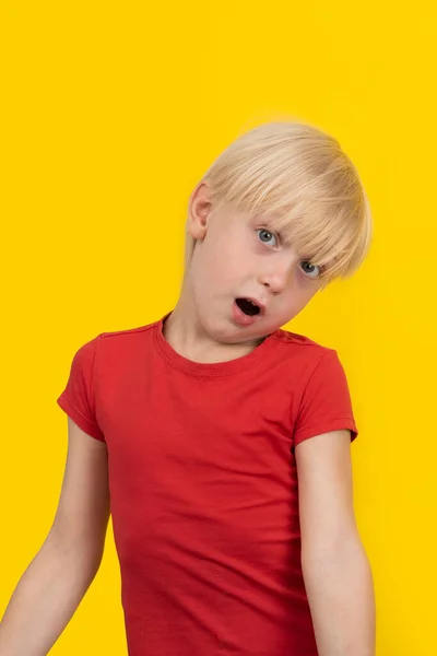 Rapaz Cabelos Justos Surpreso Camisa Vermelha Olhar Para Câmara Retrato — Fotografia de Stock