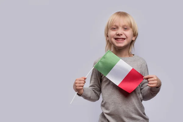 Jongen Met Blond Haar Die Italiaanse Vlag Vasthoudt Lacht Studie — Stockfoto