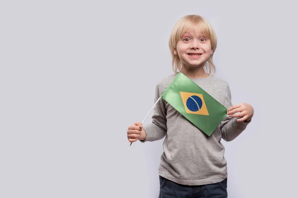 Zaskoczone Dziecko Trzymające Flagę Brazylii Portret Blondyna Flagą Brazylii Białym — Zdjęcie stockowe