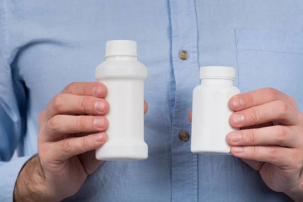 Dos Botellas Plástico Blanco Para Medicamentos Vitaminas Manos Masculinas Copiar —  Fotos de Stock