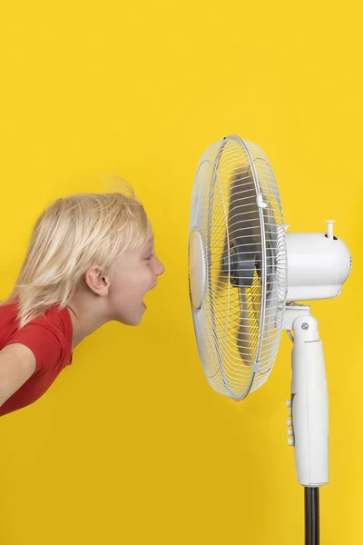 Niño Con Ventilador Sobre Fondo Amarillo Marco Vertical Verano Caliente —  Fotos de Stock