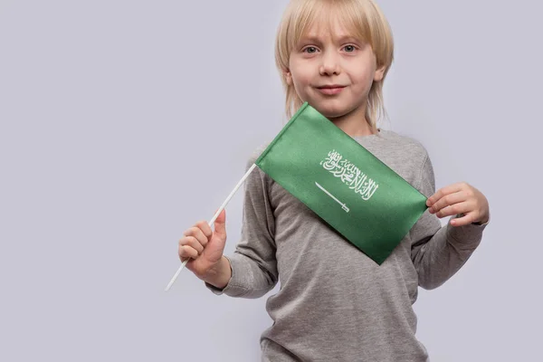 Retrato Niño Con Bandera Arabia Saudita Sobre Fondo Blanco Cerca —  Fotos de Stock