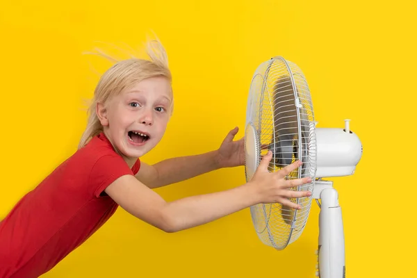 Menino Fundo Amarelo Criança Esfria Com Ventilador Tempo Quente — Fotografia de Stock