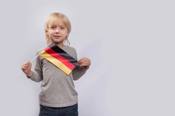 Chico Serio Rubio Sosteniendo Bandera Alemania Inmigración Alemania —  Fotos de Stock