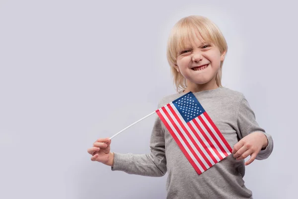 Zabawny Chłopak Amerykańską Flagą Studiowanie Języka Angielskiego Edukacji Usa Koncepcja — Zdjęcie stockowe