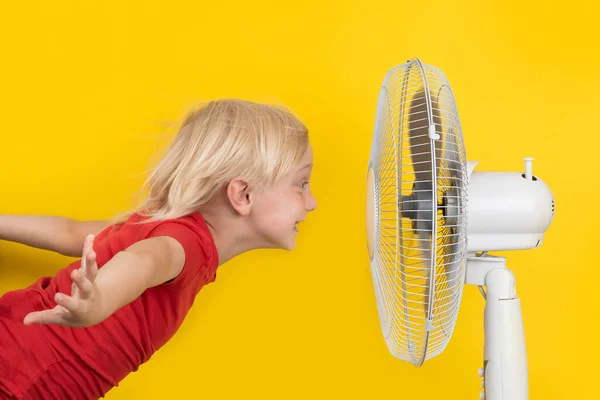 Jongen Koelt Met Ventilator Portret Gele Achtergrond Zomer Warmte — Stockfoto