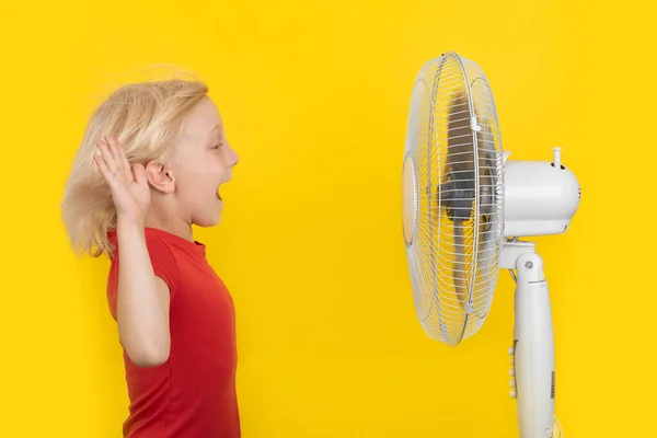 Rechtharig Kind Staat Voor Ventilator Blij Heldere Gele Achtergrond Sterke — Stockfoto