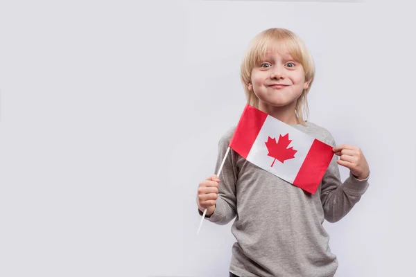Beyaz Arka Planda Kanada Bayrağı Tutan Neşeli Çocuk Çocuklarla Kanada — Stok fotoğraf